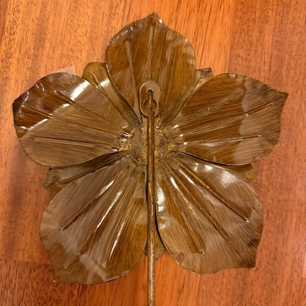 Flower shaped metal hooks